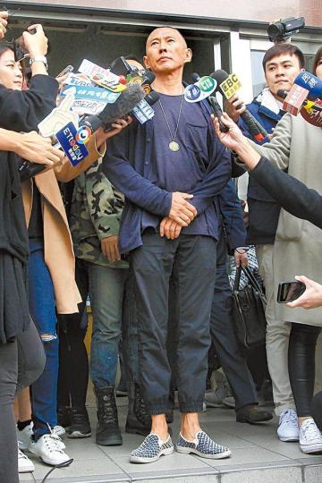 鈕承澤在去年12月曾到警署接受問訊,昨日被檢方向他依強制性交重罪提出起訴。資料圖片鈕承澤位於台北東區的舊家被傳是涉性侵的第一現場。台灣《蘋果日報》鈕承澤近日搬到台北大安區明日博、價值4000萬港元的豪宅。台灣《蘋果日報》鈕承澤獲准保釋時,曾指自己是笨男人,已經受到最大懲罰。資料圖片任賢齊(右)為拍鈕承澤新戲增肥,可惜現在被叫停。資料圖片 鈕承澤在去年12月曾到警署接受問訊,昨日被檢方向他依強制性交重罪提出起訴。資料圖片鈕承澤位於台北東區的舊家被傳是涉性侵的第一現場。台灣《蘋果日報》鈕承澤近日搬到台北大安區明日博、價值4000萬港元的豪宅。台灣《蘋果日報》鈕承澤獲准保釋時,曾指自己是笨男人,已經受到最大懲罰。資料圖片任賢齊(右)為拍鈕承澤新戲增肥,可惜現在被叫停。資料圖片