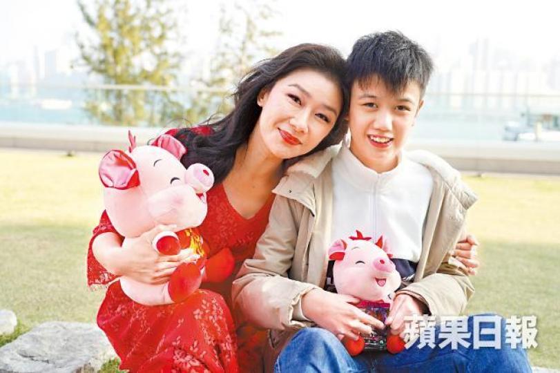 張慧儀指經歷兒子的心臟大手術後,感覺親子感情大有增進。15歲的Hanson正逐漸康復。Hanson手術後,孤兒院的黃院長(左二)專程和家人由北京來港探望。 張慧儀指經歷兒子的心臟大手術後,感覺親子感情大有增進。15歲的Hanson正逐漸康復。Hanson手術後,孤兒院的黃院長(左二)專程和家人由北京來港探望。