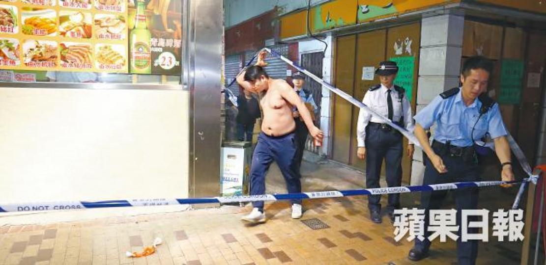 東主遇襲受傷拒送院,事後脫去染血上衣露出紋身。黑幫抬到菜館勒索的年桔,被東主丟入後巷垃圾桶。黎志偉攝 東主遇襲受傷拒送院,事後脫去染血上衣露出紋身。黑幫抬到菜館勒索的年桔,被東主丟入後巷垃圾桶。黎志偉攝