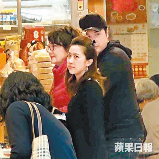 施明(左)前日到九龍城辦年貨,大仔老婆及細仔李泳豪做跟班幫手。 施明(左)前日到九龍城辦年貨,大仔老婆及細仔李泳豪做跟班幫手。