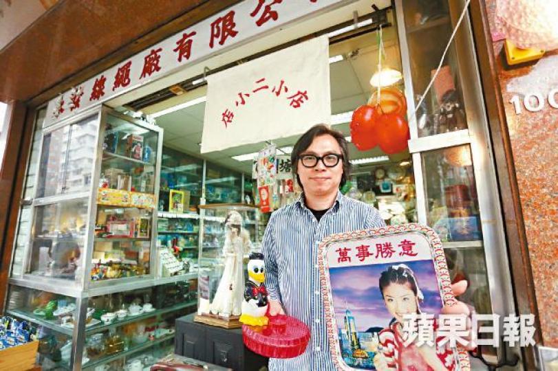 Ricky期望舊物實體店能讓更多人交流心得,保育本土文化。匯豐及渣打銀行經典造型錢罌,是早年兒童開戶可換領的物品,絕版多時。鐵皮玩具(左圖)、膠劍仔及膠巴士(右圖)是不少60、70後的童年回憶。豬錢罌和《兒童樂園》令人懷念。 Ricky期望舊物實體店能讓更多人交流心得,保育本土文化。匯豐及渣打銀行經典造型錢罌,是早年兒童開戶可換領的物品,絕版多時。鐵皮玩具(左圖)、膠劍仔及膠巴士(右圖)是不少60、70後的童年回憶。豬錢罌和《兒童樂園》令人懷念。
