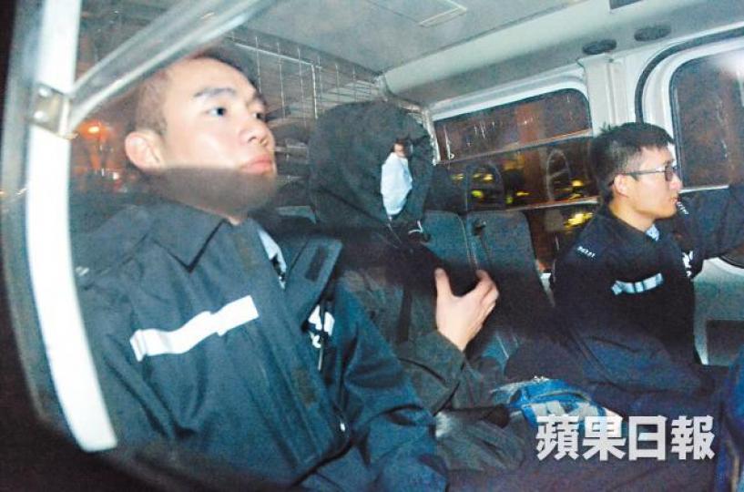 亮刀傷人的士司機被捕帶署調查。大批警員到場在涉案的士蒐證。李家傑攝 亮刀傷人的士司機被捕帶署調查。大批警員到場在涉案的士蒐證。李家傑攝