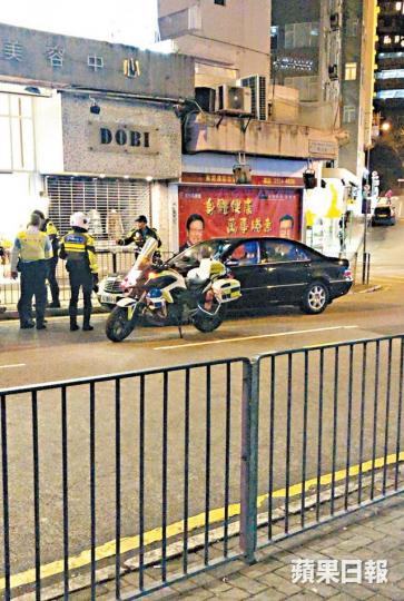 Amina駕駛的平治私家車停在路邊接受調查。讀者提供圖片 Amina駕駛的平治私家車停在路邊接受調查。讀者提供圖片