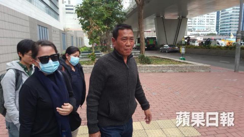 死者父親（右一）批評罰款太低沒阻嚇力。