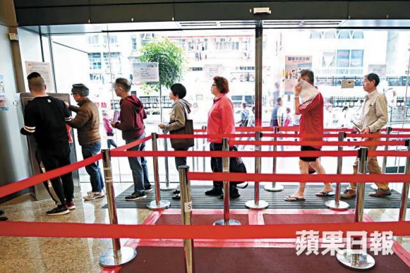 市民昨到長沙灣政府合署排隊交表。