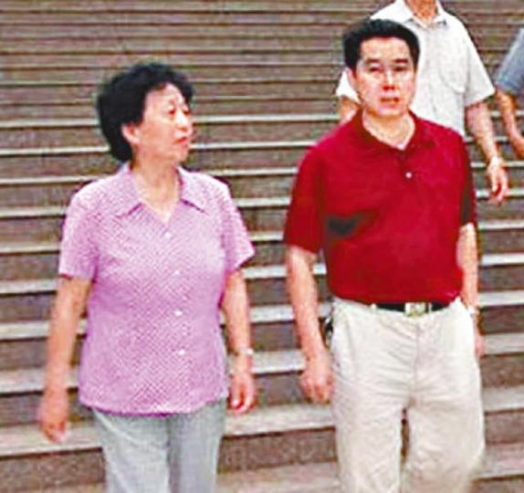 黃婉母親詹敏利（左）目前與家人在美國生活。
