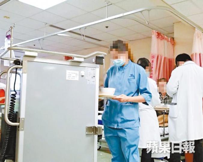由中介公司百本聘請的護士,制服上寫有百本字樣。黃文邦攝有前線護士指,中介護士只能做基本工作,例如協助餵飯、量血壓等。 由中介公司百本聘請的護士,制服上寫有百本字樣。黃文邦攝有前線護士指,中介護士只能做基本工作,例如協助餵飯、量血壓等。