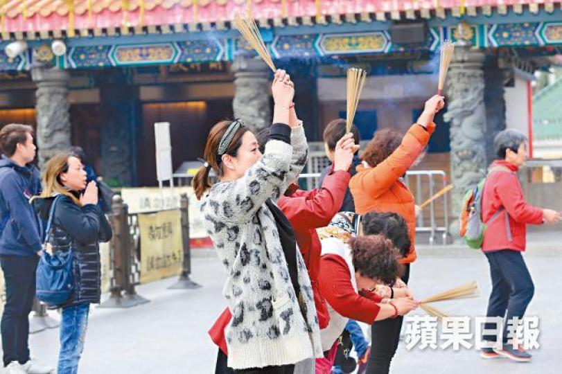 香港豬年整體運勢求得上上籤，寓港人前途光明，上半年努力經營，入秋後會有豐碩成果。