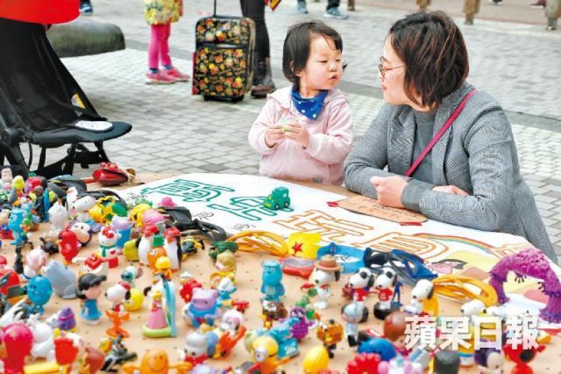 【尖沙嘴地攤】麼地道花園內擺滿玩具的地攤變成親子樂園。許頌明攝「港女友」創辦人周浩兒以舊物換取別人分享故事。