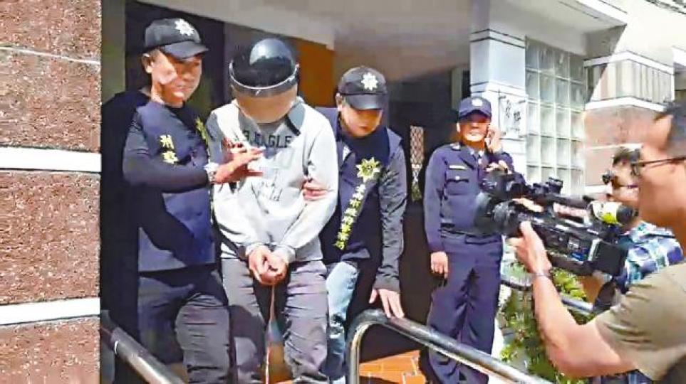 吳男被押返現場重組案情。 台灣《蘋果日報》 吳男被押返現場重組案情。 台灣《蘋果日報》