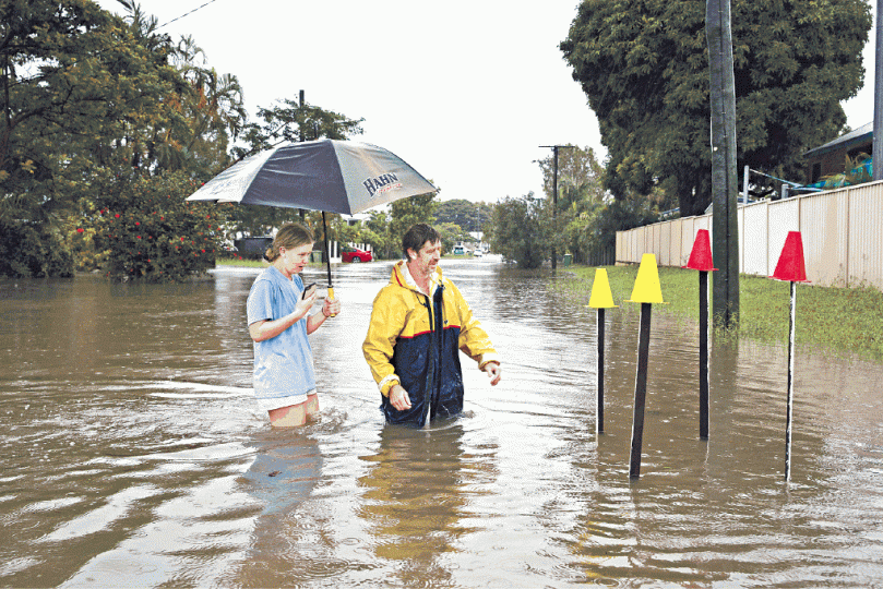 湯斯維爾有民眾要涉水而行。 路透社 湯斯維爾有民眾要涉水而行。 路透社