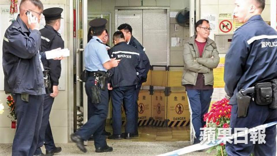電梯技工跌落(車立)槽喪命，警方封鎖現場調查。文兆麟攝事發後升降機大堂被封，街坊須行樓梯上落。仵工昨將死者遺體移走。