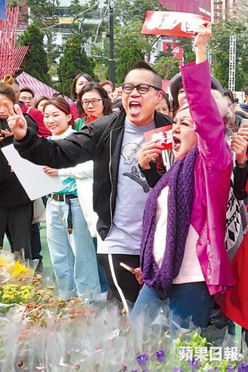 彭浩翔對新片《恭喜八婆》被美國公司看中斟洽版權,表示「令我好大鼓舞」。《恭喜八婆》以爆笑幽默手法,講述現代男女的愛情及友誼。昨日《恭喜八婆》一眾演員到維園年宵市場為電影宣傳。陳靜透露彭浩翔已承諾票房達2,500萬,會請眾人去北海道滑雪慶功。 彭浩翔對新片《恭喜八婆》被美國公司看中斟洽版權,表示「令我好大鼓舞」。《恭喜八婆》以爆笑幽默手法,講述現代男女的愛情及友誼。昨日《恭喜八婆》一眾演員到維園年宵市場為電影宣傳。陳靜透露彭浩翔已承諾票房達2,500萬,會請眾人去北海道滑雪慶功。