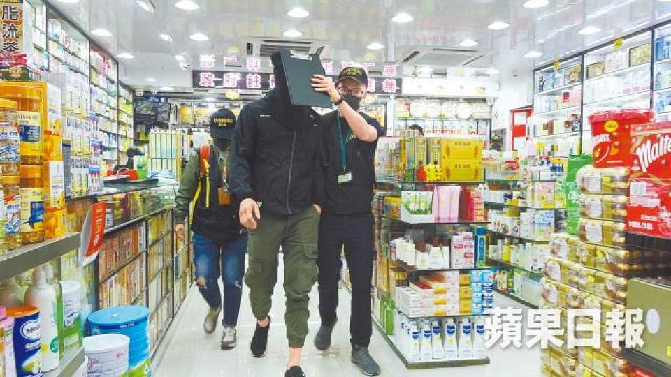 海關拘捕涉案職員。 海關拘捕涉案職員。