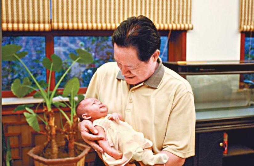 黃婉在Twitter發相，相中周永康所抱的相信是其孫女。　周永康媳婦在Twitter留言。周永康大兒子周濱