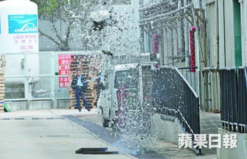 爆炸品處理課警員即場將手榴彈引爆，碎片四散。張志華攝拆彈專家揭開地面渠蓋，將手榴彈放到約一米深渠下預備引爆。三籠近千個同批次薯仔被圍封。劉永明攝德國一戰時使用的手榴彈包括Kugelhandgranate 1913 NA。