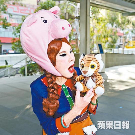 黃夏蕙認為防人之心不可無,要提防扮豬食老虎的人。黃夏蕙為香港求得一支上吉籤。有外籍男子上前向黃夏蕙集郵。 黃夏蕙認為防人之心不可無,要提防扮豬食老虎的人。黃夏蕙為香港求得一支上吉籤。有外籍男子上前向黃夏蕙集郵。