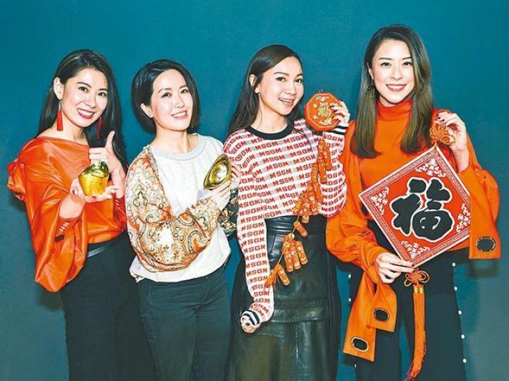 (左起)Robynn & Kendy、AGA和陳逸璇齊齊拍賀年照。 (左起)Robynn & Kendy、AGA和陳逸璇齊齊拍賀年照。