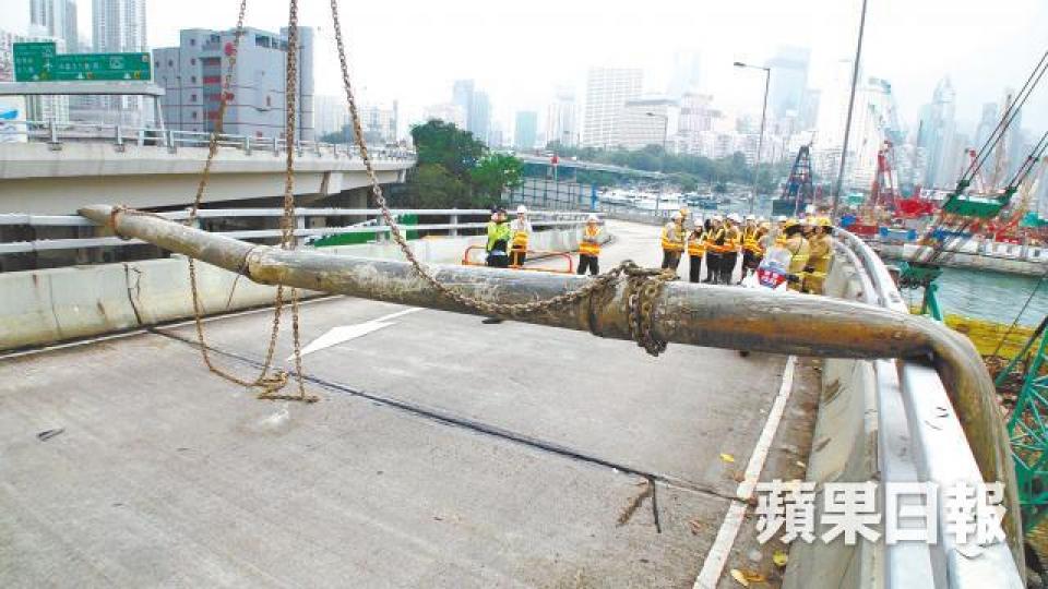 2013年繞道地盤工人吊運百呎鐵管時,鐵管突甩脫墮下橫亙東區走廊橋面。56歲工人吳家粒(上圖)在隧道拆卸鐵架時遭木板擊中,消防用吊機將事主吊上地面送院,惜事主最終不治。38歲工人Mamraiz Khan(上圖)被浮標爆炸氣流衝擊致頭部重創身亡,消防事後在躉船調查。 2013年繞道地盤工人吊運百呎鐵管時,鐵管突甩脫墮下橫亙東區走廊橋面。56歲工人吳家粒(上圖)在隧道拆卸鐵架時遭木板擊中,消防用吊機將事主吊上地面送院,惜事主最終不治。38歲工人Mamraiz Khan(上圖)被浮標爆炸氣流衝擊致頭部重創身亡,消防事後在躉船調查。