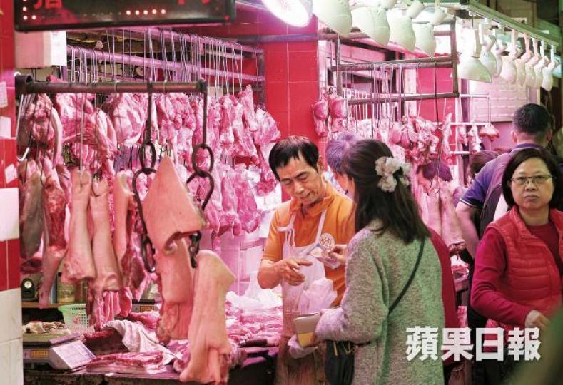 豬肉加價四成，九龍城街市昨仍有不少市民買豬肉煮團年飯。張志華攝市民買活雞做節，雞販玲姐忙個不停。