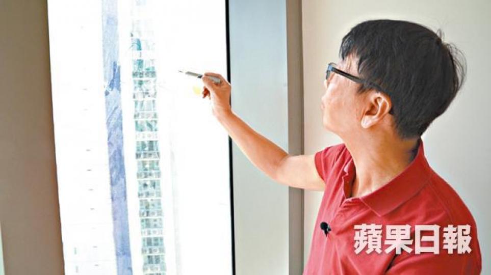 詹Sir檢驗海之戀單位時，發現窗戶玻璃出現崩花。