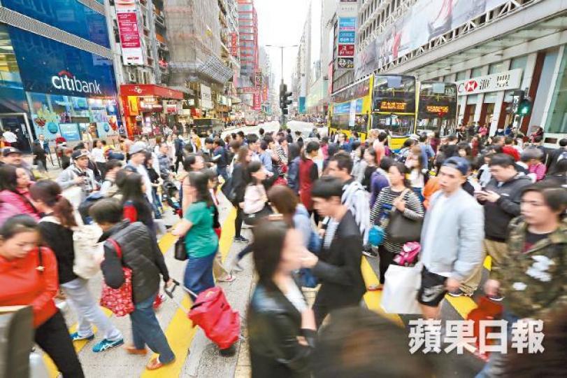 打工仔將血汗錢供強積金，無奈被高管理費蠶食回報。
