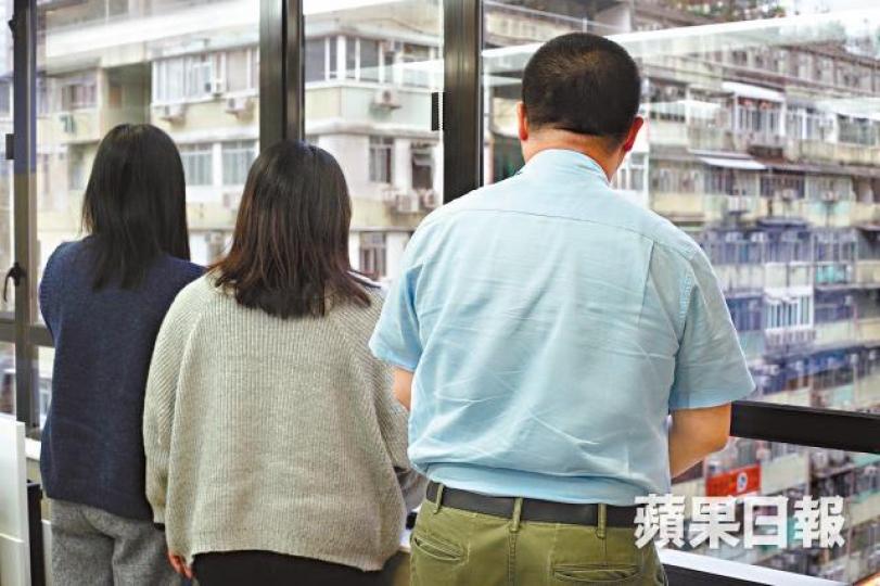左起︰黃老師、李老師和張老師(均為化名)2013年起被教局要求退還約17萬至18萬元署任津貼。周智堅攝 左起︰黃老師、李老師和張老師(均為化名)2013年起被教局要求退還約17萬至18萬元署任津貼。周智堅攝