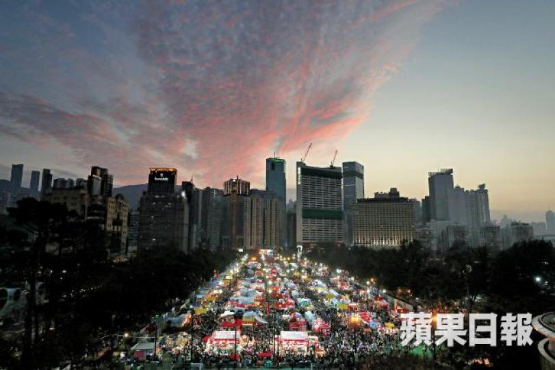昨午氣溫一度高達25.3℃，維園上空傍晚出現「火燒雲」奇觀。何頴賢攝烈日當空，有年宵檔主叫賣時貼上退熱貼降溫。朱永倫攝水仙花檔出現白黃色花海，有檔主指年廿八起已減價促銷。