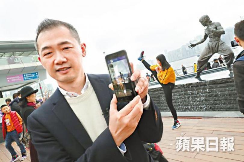 遊客只要下載SnapPop手機App,可與已故巨星李小龍、梅艷芳合照。劉達文比較喜歡李小龍造型,又指在設計動作和製作過程參考很多資料。何柏佳攝 遊客只要下載SnapPop手機App,可與已故巨星李小龍、梅艷芳合照。劉達文比較喜歡李小龍造型,又指在設計動作和製作過程參考很多資料。何柏佳攝
