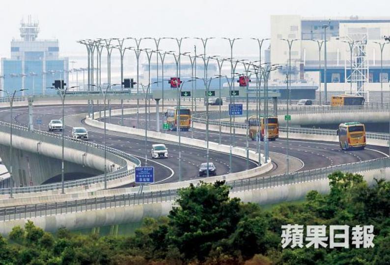 港珠澳大橋今日起至10日午夜12時免收小型客車過橋費。資料圖片