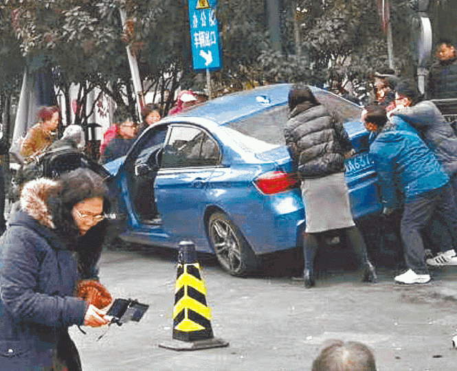 路人抬起汽車拯救傷者。 互聯網網傳開車撞死人的姓趙司機。 互聯網 路人抬起汽車拯救傷者。 互聯網網傳開車撞死人的姓趙司機。 互聯網