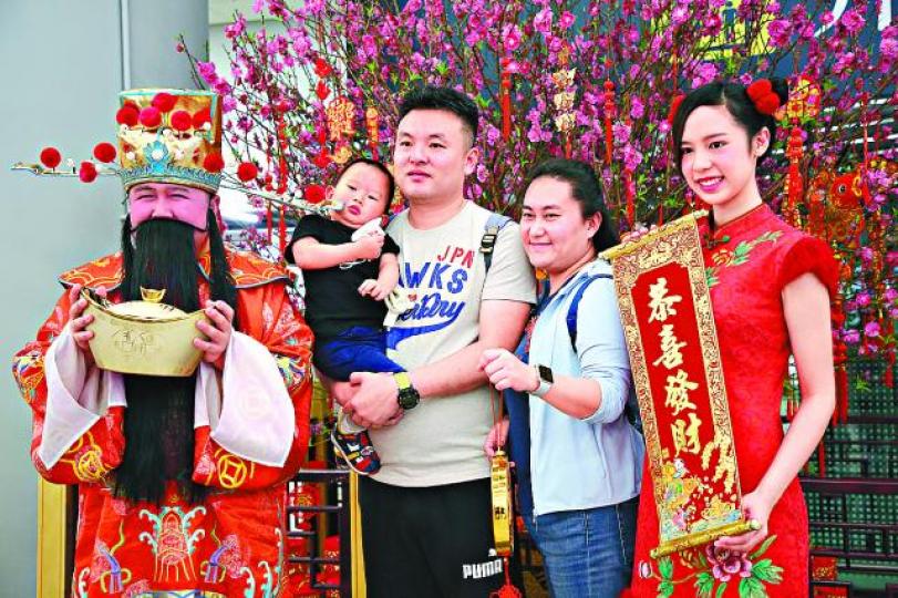 【香港】高鐵西九龍站安排財神爺與旅客合照。　中通社