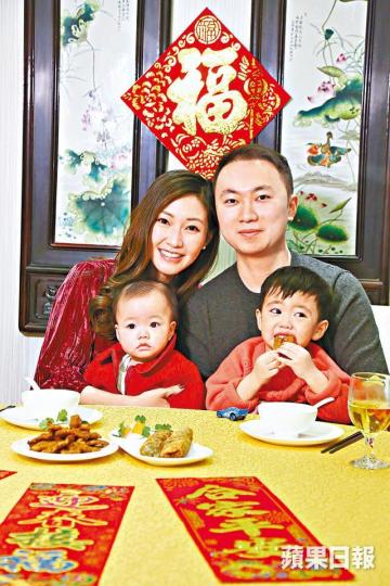 蔡雪瑩去年這個時候仍陀着囡囡,今年囡囡已出世,組成幸福一家四口。蔡雪瑩跟老公夾手夾腳整福建家鄉菜。 蔡雪瑩去年這個時候仍陀着囡囡,今年囡囡已出世,組成幸福一家四口。蔡雪瑩跟老公夾手夾腳整福建家鄉菜。