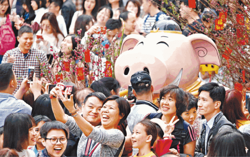 昨日大除夕，廣州市民開心迎新年。路透社