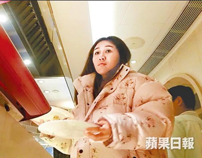 超盈日前孖男友及老傭人到灣仔食自助餐,變身阿四負責拿食物。讀者提供圖片超盈(右)拿完食物後回座位,男友立即上前與超盈密密斟。男友坐在座位上看實手袋,等超盈捧食物回來。去年11月,林心兒上載超盈和Thomas Xin到日本出席友人婚禮的合照。資料圖片 超盈日前孖男友及老傭人到灣仔食自助餐,變身阿四負責拿食物。讀者提供圖片超盈(右)拿完食物後回座位,男友立即上前與超盈密密斟。男友坐在座位上看實手袋,等超盈捧食物回來。去年11月,林心兒上載超盈和Thomas Xin到日本出席友人婚禮的合照。資料圖片