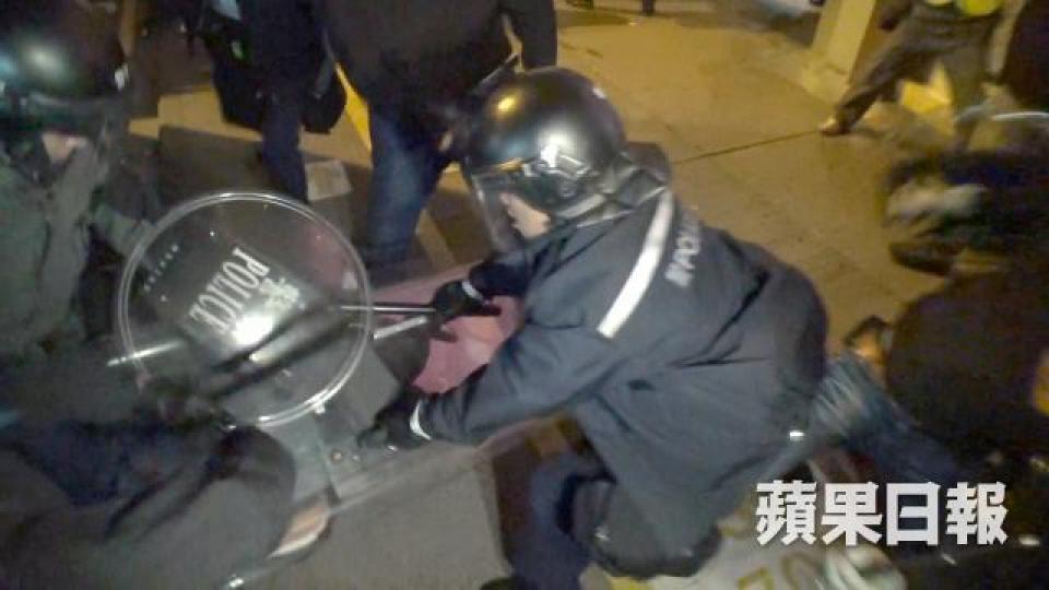 《明報》前記者鄧力行於2016年旺角騷亂採訪時,警方以警棍圍毆他近15秒。 《明報》前記者鄧力行於2016年旺角騷亂採訪時,警方以警棍圍毆他近15秒。