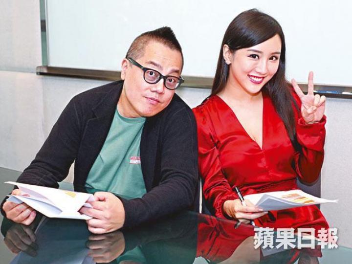 身穿紅色deep V嘅DaDa,噚日同導演彭浩翔到《蘋果》主持《動腦Q》。MIRROR同ERROR噚日到《蘋果》直播,先向觀眾拜早年。阿Dee(左二)為咗玩《動腦Q》搞到冇晒data上網。 身穿紅色deep V嘅DaDa,噚日同導演彭浩翔到《蘋果》主持《動腦Q》。MIRROR同ERROR噚日到《蘋果》直播,先向觀眾拜早年。阿Dee(左二)為咗玩《動腦Q》搞到冇晒data上網。