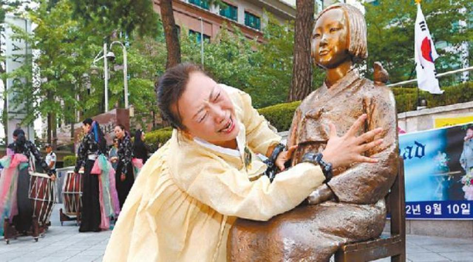 2015年日本駐南韓大使館外放設了慰安婦像，惹來日方不滿。資料圖片