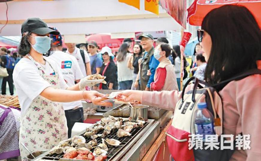網傳標示賣「北海道生蚝」的攤檔,有職員將蠔肉逐隻放上蠔殼,再端至烤爐燒。《蘋果》發現檔內有膠桶疑盛載一堆蠔肉,桶內的水呈灰白色。 網傳標示賣「北海道生蚝」的攤檔,有職員將蠔肉逐隻放上蠔殼,再端至烤爐燒。《蘋果》發現檔內有膠桶疑盛載一堆蠔肉,桶內的水呈灰白色。