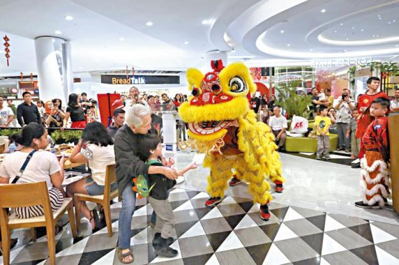 賀年必備的醒獅表演,上周六在印尼耶加達一個商場炒熱氣氛。美聯社 賀年必備的醒獅表演,上周六在印尼耶加達一個商場炒熱氣氛。美聯社