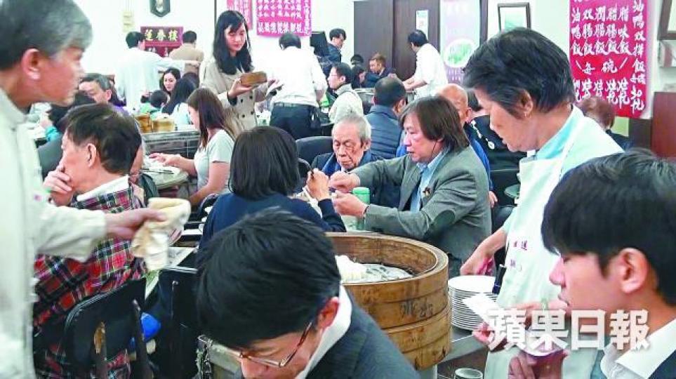 中午是蓮香樓最繁忙時段,每枱都坐滿客人。麥超億攝有92年歷史的粵式茶樓蓮香樓將休業。關英傑攝1927年中環皇后大道中的蓮香樓開業,當時在《華字日報》登廣告。位於皇后大道中的第一代蓮香樓,當年以蓮蓉月餅馳名。政府新聞處圖片第二代蓮香樓位於現址威靈頓街斜對面,1980年開業。鄭寶鴻提供圖片糕餅部售貨員英姐指,看着顧客每日在樓梯上落穿梭,惋惜時光飛逝。趙經理(站立者)吃團年飯當晚,與老同事舉杯暢飲。 中午是蓮香樓最繁忙時段,每枱都坐滿客人。麥超億攝有92年歷史的粵式茶樓蓮香樓將休業。關英傑攝1927年中環皇后大道中的蓮香樓開業,當時在《華字日報》登廣告。位於皇后大道中的第一代蓮香樓,當年以蓮蓉月餅馳名。政府新聞處圖片第二代蓮香樓位於現址威靈頓街斜對面,1980年開業。鄭寶鴻提供圖片糕餅部售貨員英姐指,看着顧客每日在樓梯上落穿梭,惋惜時光飛逝。趙經理(站立者)吃團年飯當晚,與老同事舉杯暢飲。