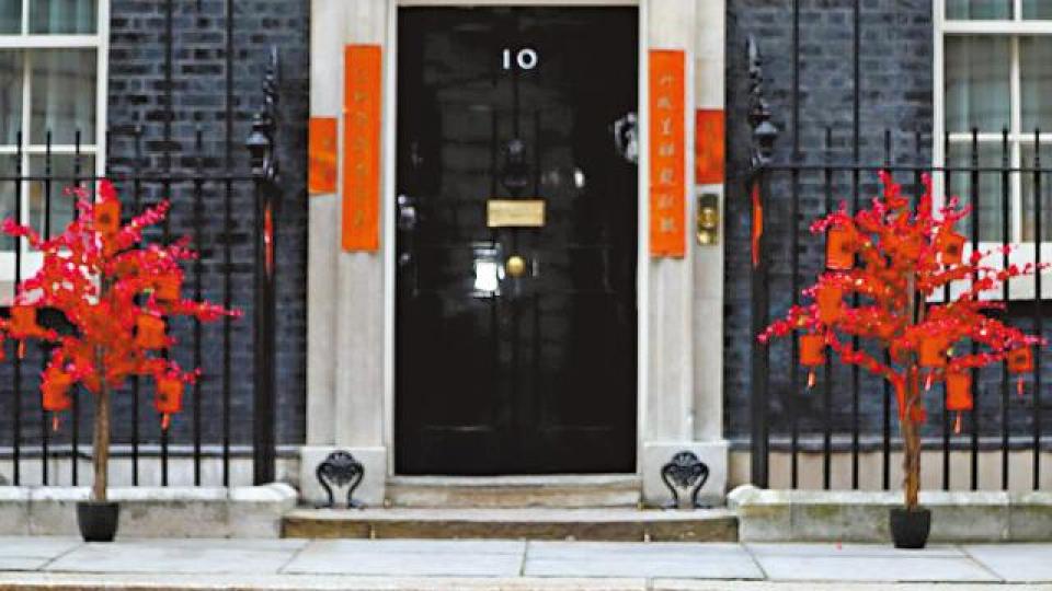英國首相府門外貼了揮春掛上對聯。互聯網 英國首相府門外貼了揮春掛上對聯。互聯網