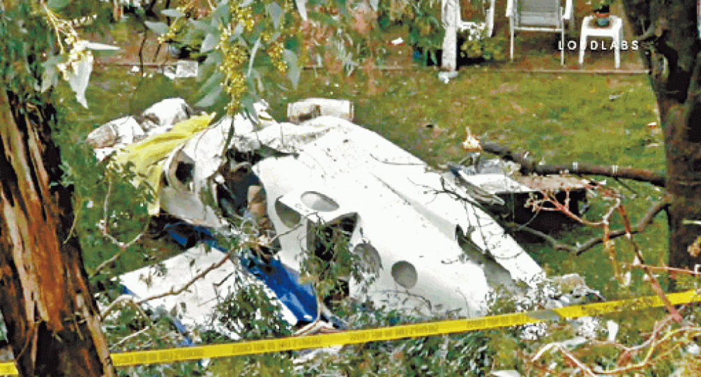小型機在美國加州半空解體,釀成7死傷。 小型機在美國加州半空解體,釀成7死傷。