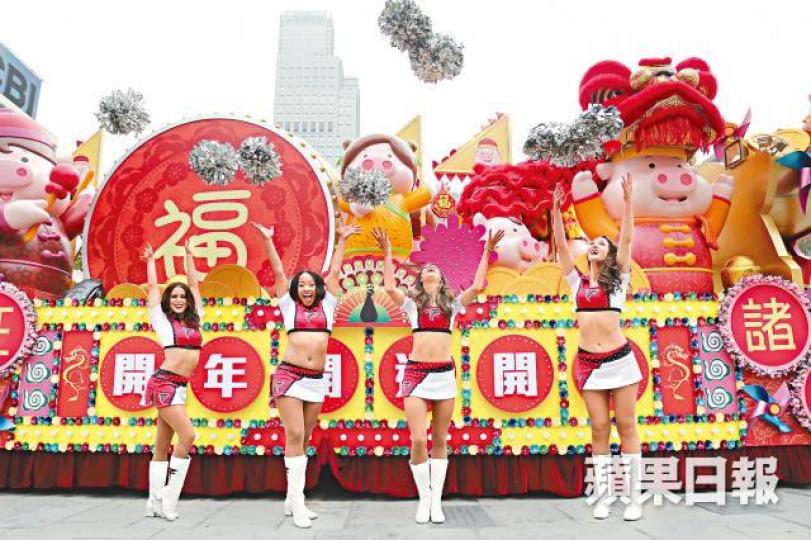美國亞特蘭大獵鷹啦啦隊的金髮美女,勁歌熱舞綵排熱身。何頴賢攝劉萬梁(圓圖)指雙節棍表演除向李小龍致敬,亦向世界推廣武術文化。何柏佳攝 美國亞特蘭大獵鷹啦啦隊的金髮美女,勁歌熱舞綵排熱身。何頴賢攝劉萬梁(圓圖)指雙節棍表演除向李小龍致敬,亦向世界推廣武術文化。何柏佳攝