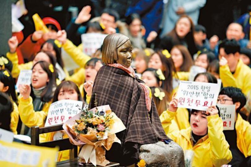 南韓首爾前年一個反日集會,豎立慰安婦像。 南韓首爾前年一個反日集會,豎立慰安婦像。