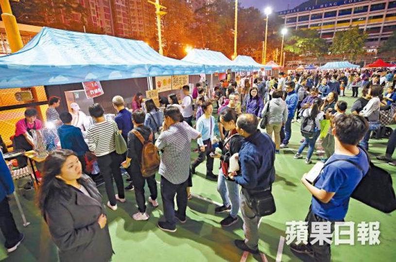 一連三日的深水埗新春熟食墟市昨日開鑼,近40個熟食攤位售賣街頭小食。黎樹雄攝 一連三日的深水埗新春熟食墟市昨日開鑼,近40個熟食攤位售賣街頭小食。黎樹雄攝