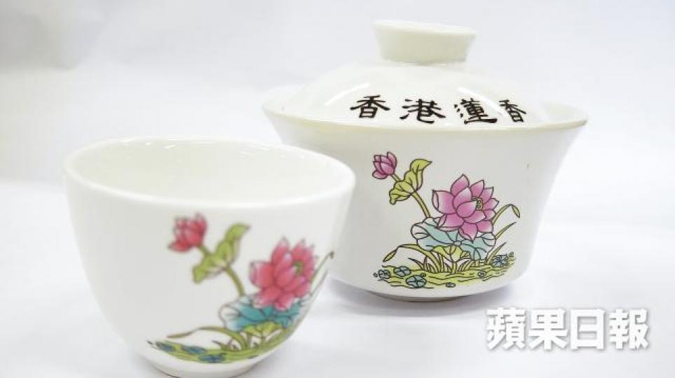 蓮香樓保留以茶盅泡茶的老廣州文化。店內掛有多幅已故書畫家周長忽的字畫。 蓮香樓保留以茶盅泡茶的老廣州文化。店內掛有多幅已故書畫家周長忽的字畫。