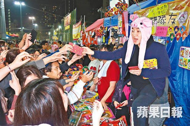 王祖藍前晚到年宵派利是,引來不少市民包圍。張寶兒指男友守法,才會為她怒斥司機出氣。 王祖藍前晚到年宵派利是,引來不少市民包圍。張寶兒指男友守法,才會為她怒斥司機出氣。