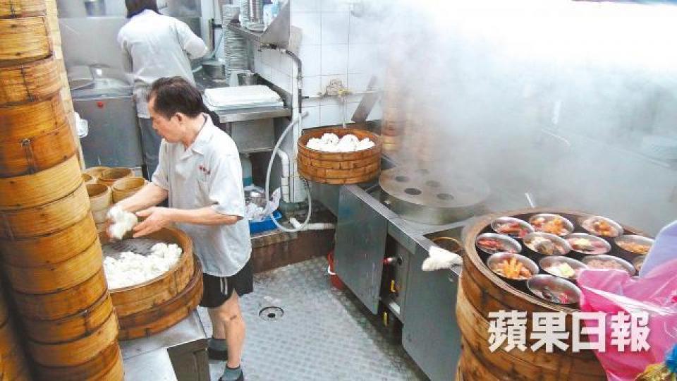 凌晨時分,點心師傅預備包點和蒸飯。中午是蓮香樓繁忙時段,外國旅客亦慕名而來;左為蓮香樓三寶之一的鴨嘴茶煲。蓮香樓早年曾使用痰罐,近年因衞生問題停用。傍晚5時,侍應換晚市餐牌,以白漆寫上當日菜式。 凌晨時分,點心師傅預備包點和蒸飯。中午是蓮香樓繁忙時段,外國旅客亦慕名而來;左為蓮香樓三寶之一的鴨嘴茶煲。蓮香樓早年曾使用痰罐,近年因衞生問題停用。傍晚5時,侍應換晚市餐牌,以白漆寫上當日菜式。