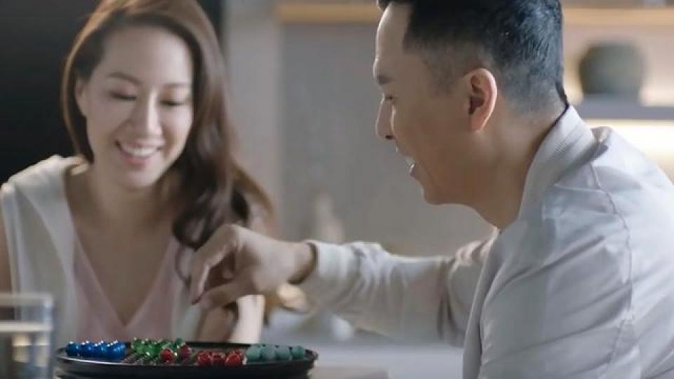 廣告片中,甄子丹笑言汪詩詩才是一家之「煮」。
廣告片中,甄子丹笑言汪詩詩才是一家之「煮」。